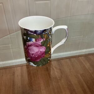 - Brand New Beutiful Multicolor Floral Stechcol Mug .